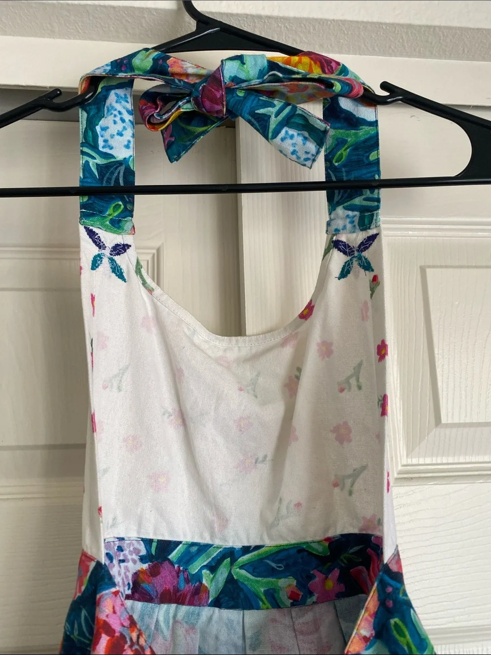 🌼  Gorgeous NWOT Anthropology Apron with beaded and embroidered bees